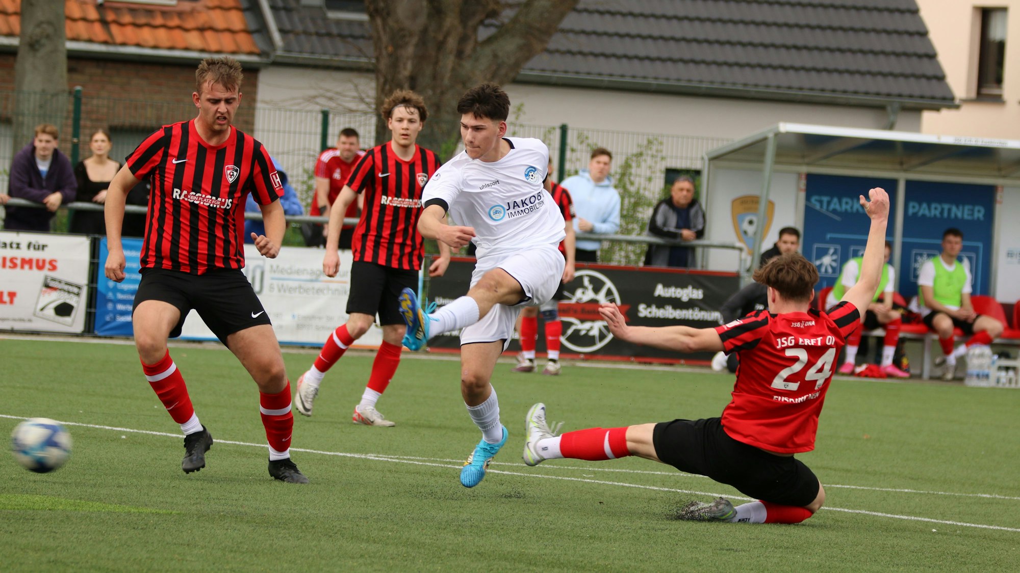 Das Bild zeigt einen Fußballer des SV Bessenich beim Torschuss.