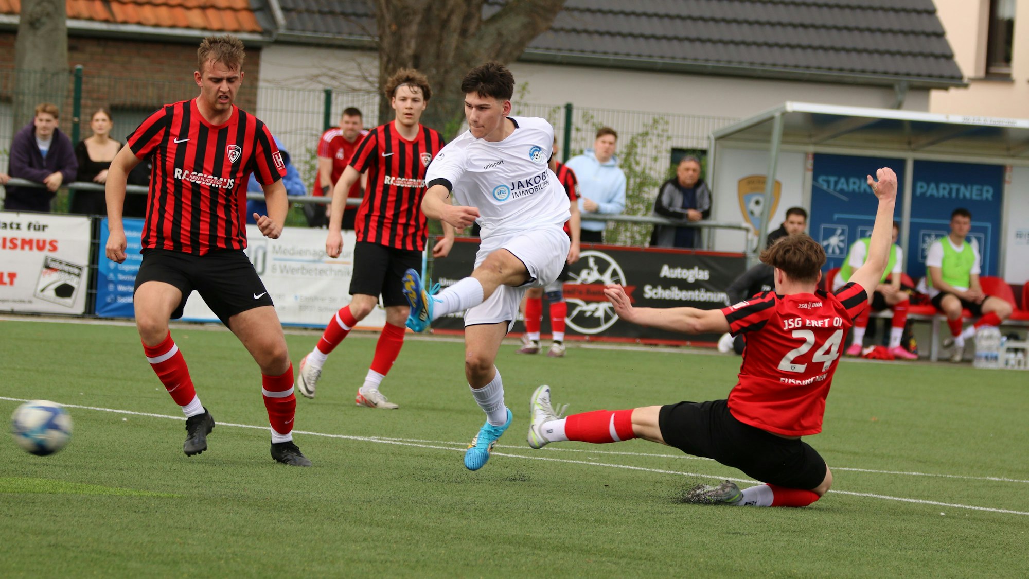 Das Bild zeigt Jehon Vatovci beim Torschuss.