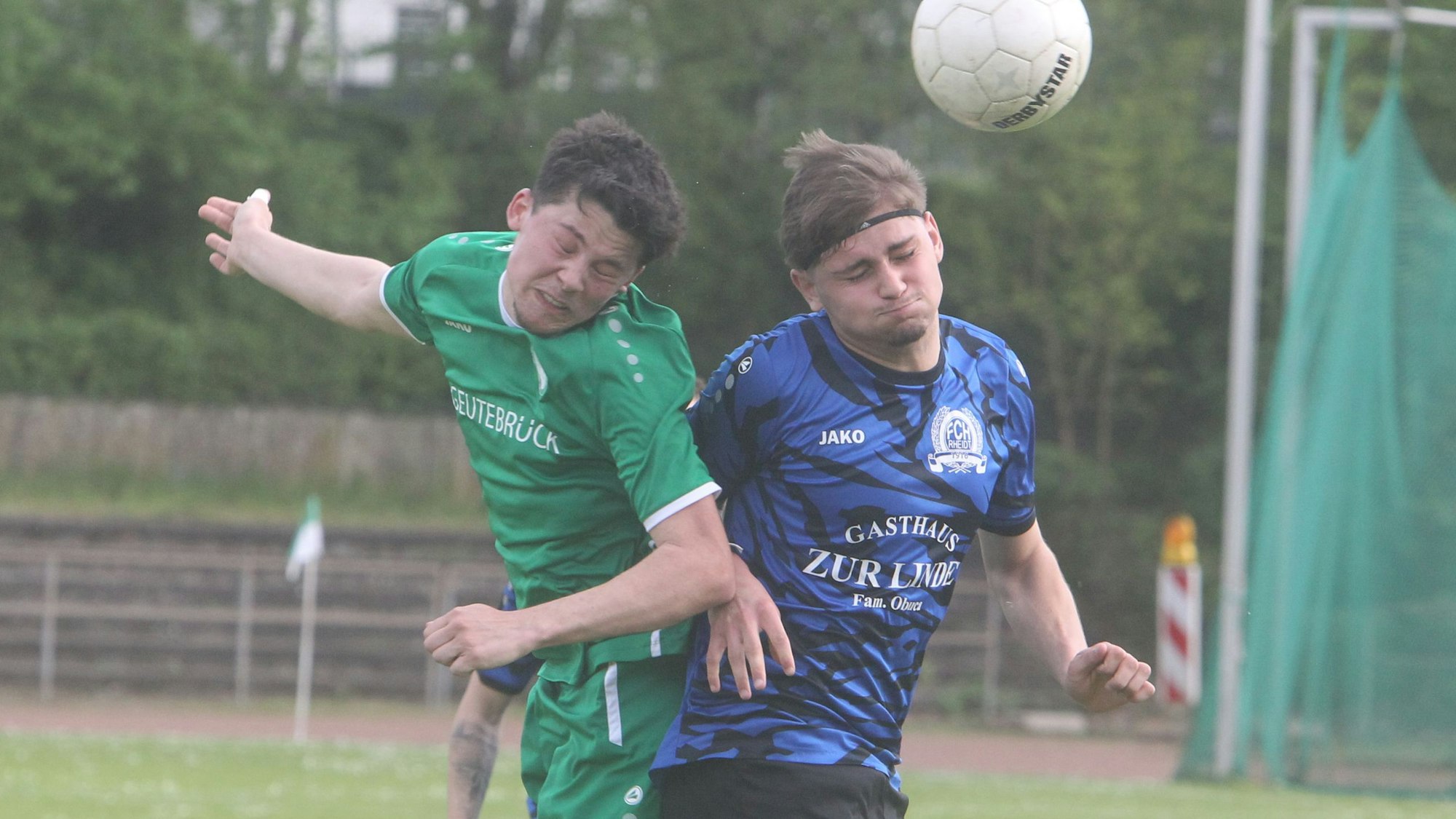 Kopfballduell zwischen dem Honnefer Adrian Rosemund (links) und Gerrit Vos vom FC Hertha Rheidt