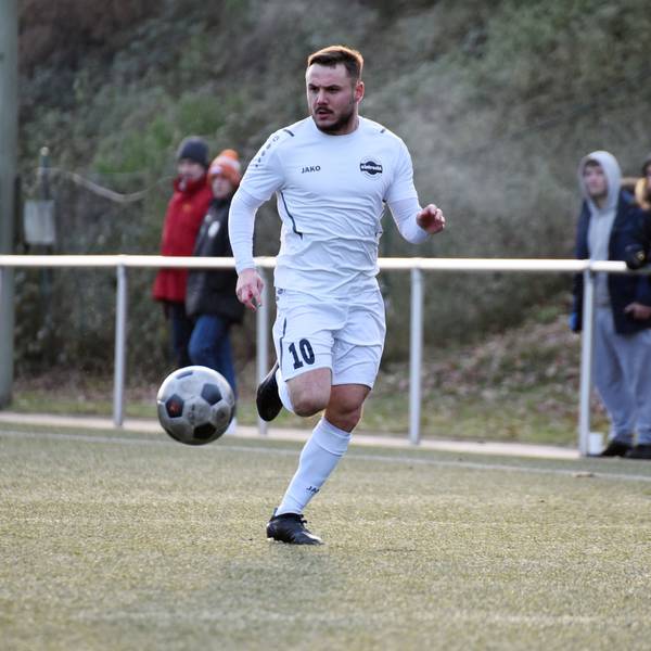 Ömer Tokac hat sich den Ball vorgelegt und läuft über das Spielfeld.