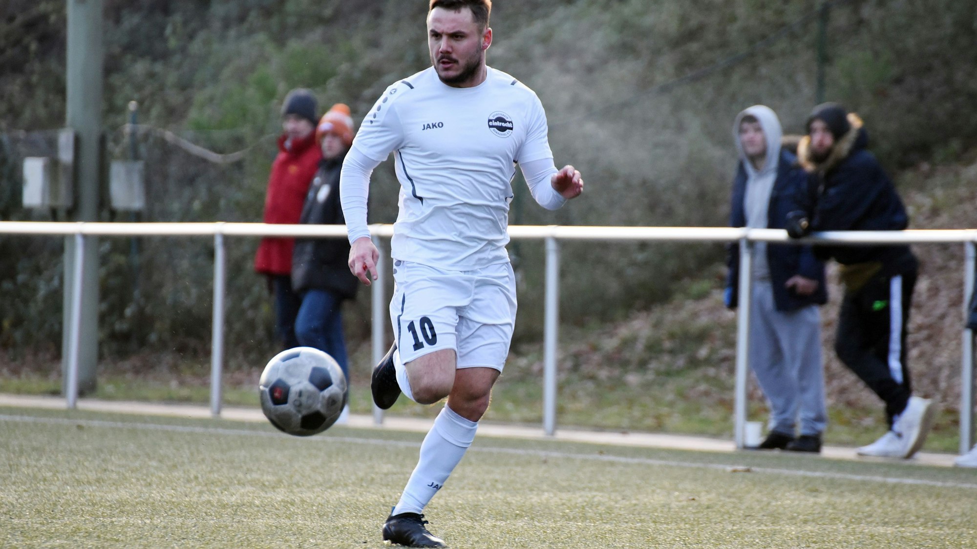 Ömer Tokac hat sich den Ball vorgelegt und läuft über das Spielfeld.