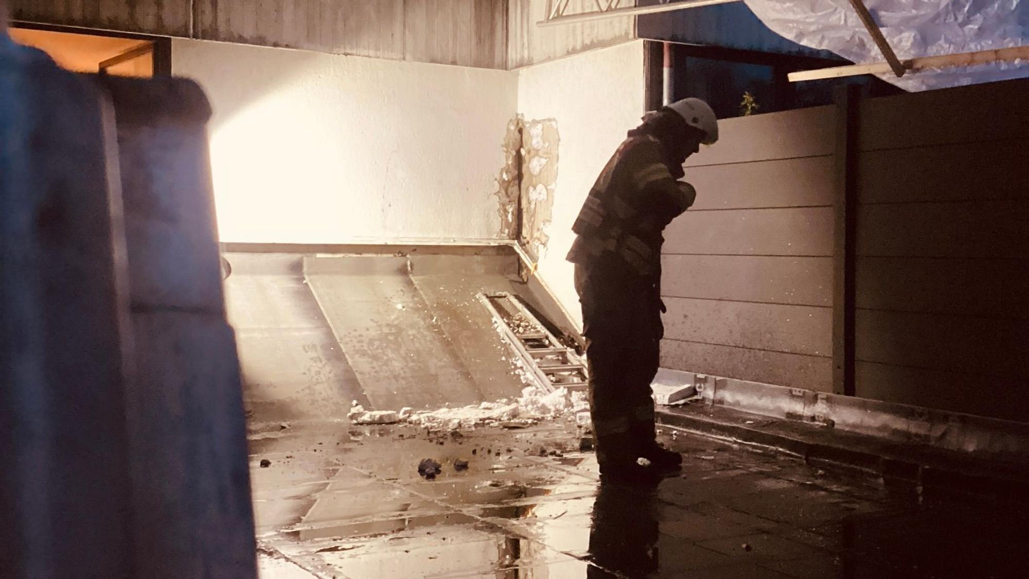Ein Feuerwehrmann betrachtet im Dunkeln eine Einsatzstelle.