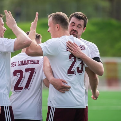 Das Bild zeigt einige Lommersumer Fußballer nach einem Tor.