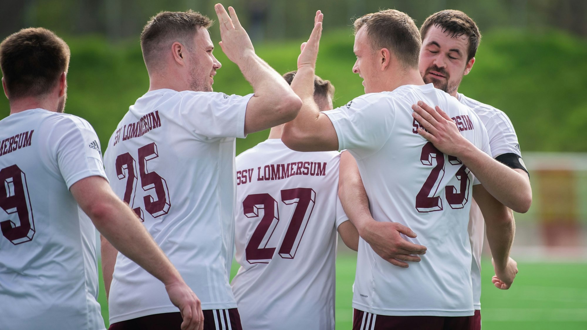 Das Bild zeigt einige Lommersumer Spieler nach einem Torerfolg. Sie klatschen sich ab.