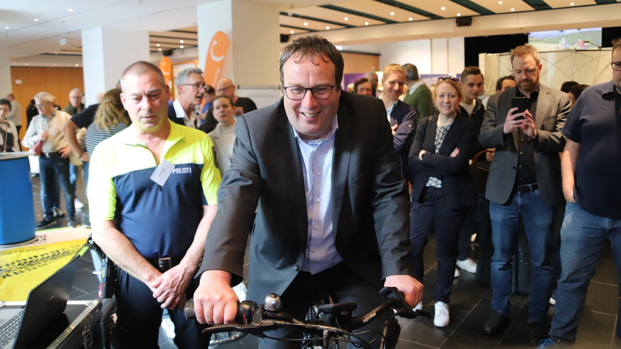 Das Foto zeigt Oliver Krischer auf dem Rad.