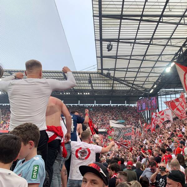 Die Südtribüne feiert den Sieg gegen den VfL Bochum.