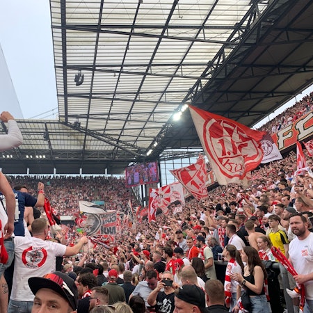 Die Südtribüne feiert den Sieg gegen den VfL Bochum.