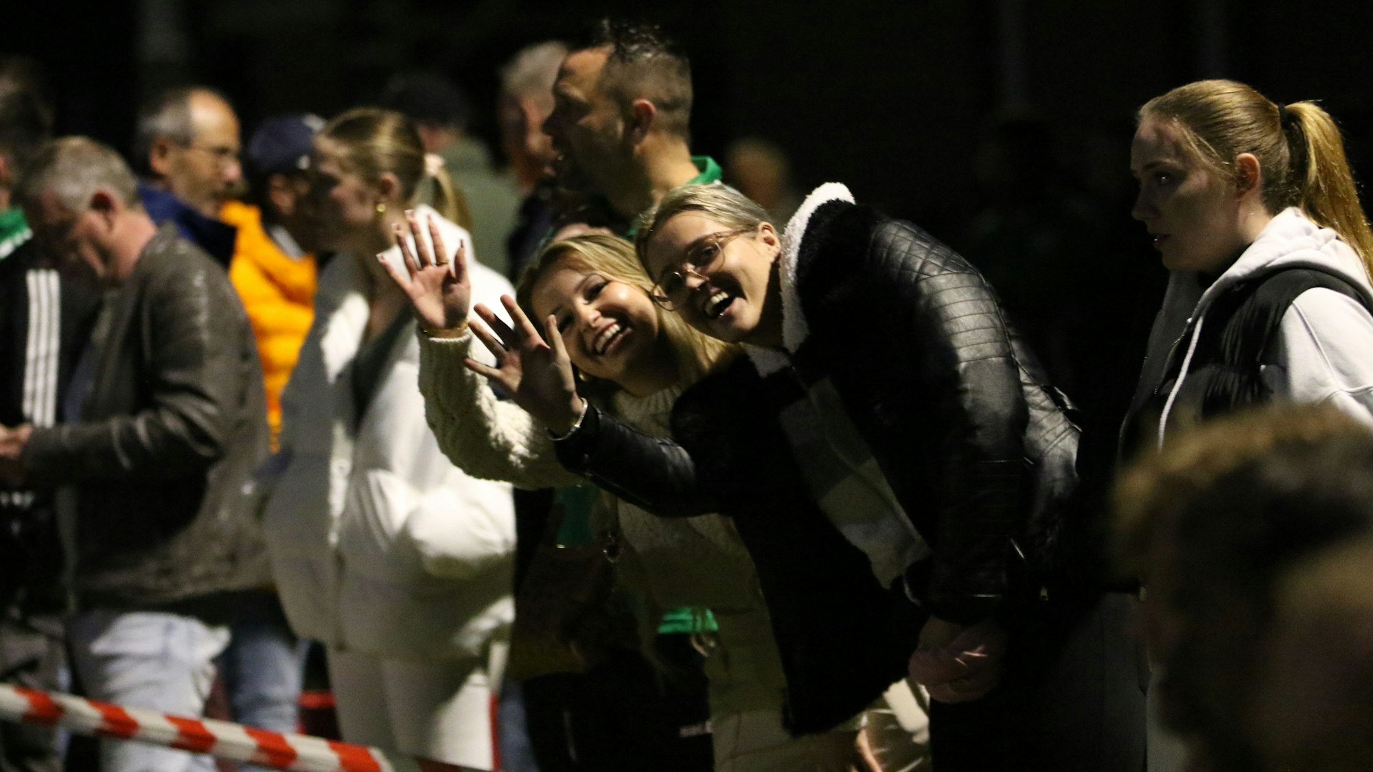 Das Bild zeigt einige Fans abeim Spiel in Mülheim-Wichterich.