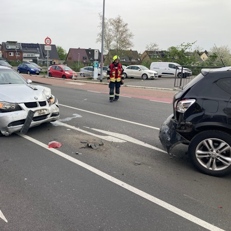 In Bergheim ist ein Auto an einer roten Ampel einem anderen hinten drauf gefahren