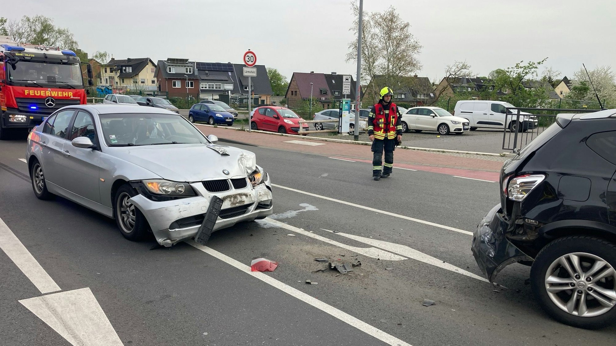 In Bergheim ist ein Auto an einer roten Ampel einem anderen hinten drauf gefahren