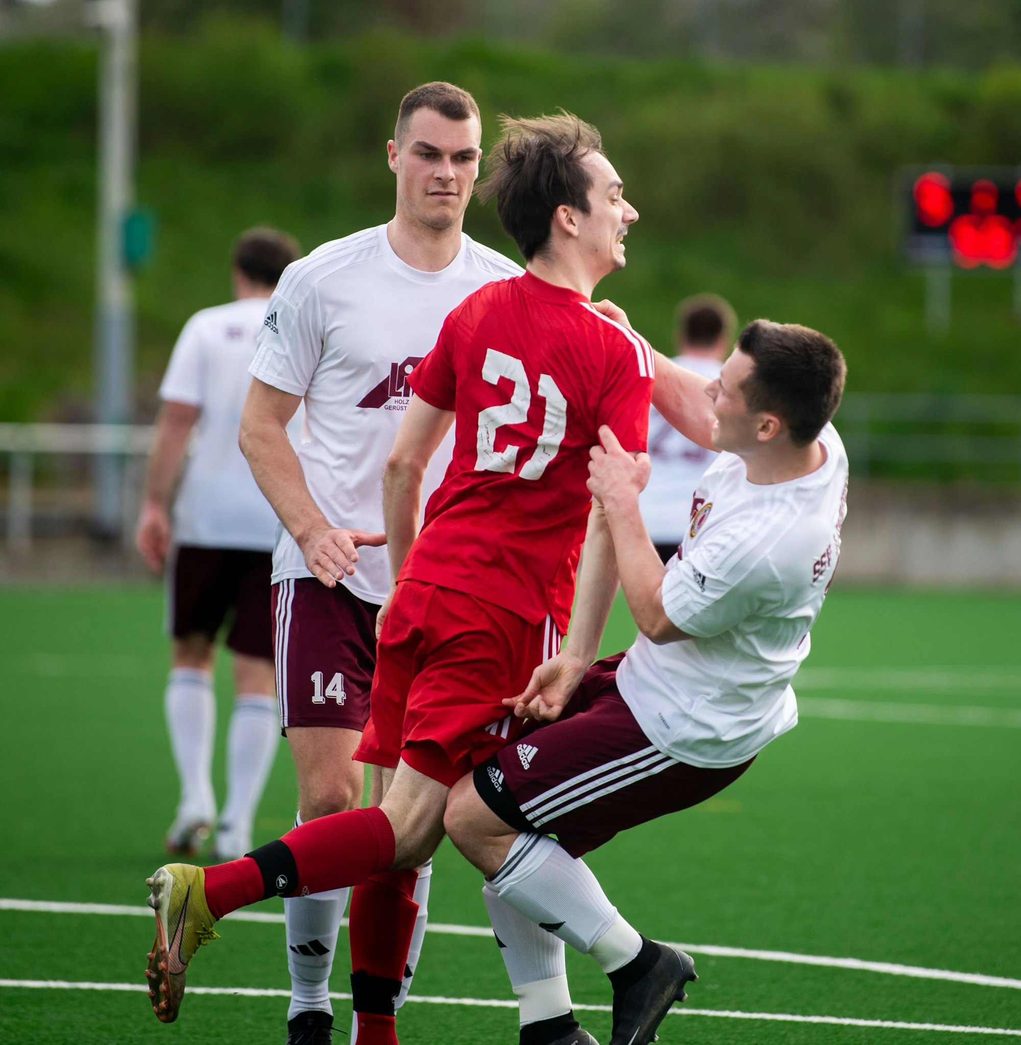 Das Bild zeigt, wie Luca Caputo seinen Gegenspieler umstößt.