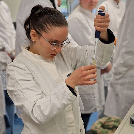 Es geht um Milliliter: Konzentriert arbeitet Yasemin Sentürk bei der Probenentnahme mit der Pipette