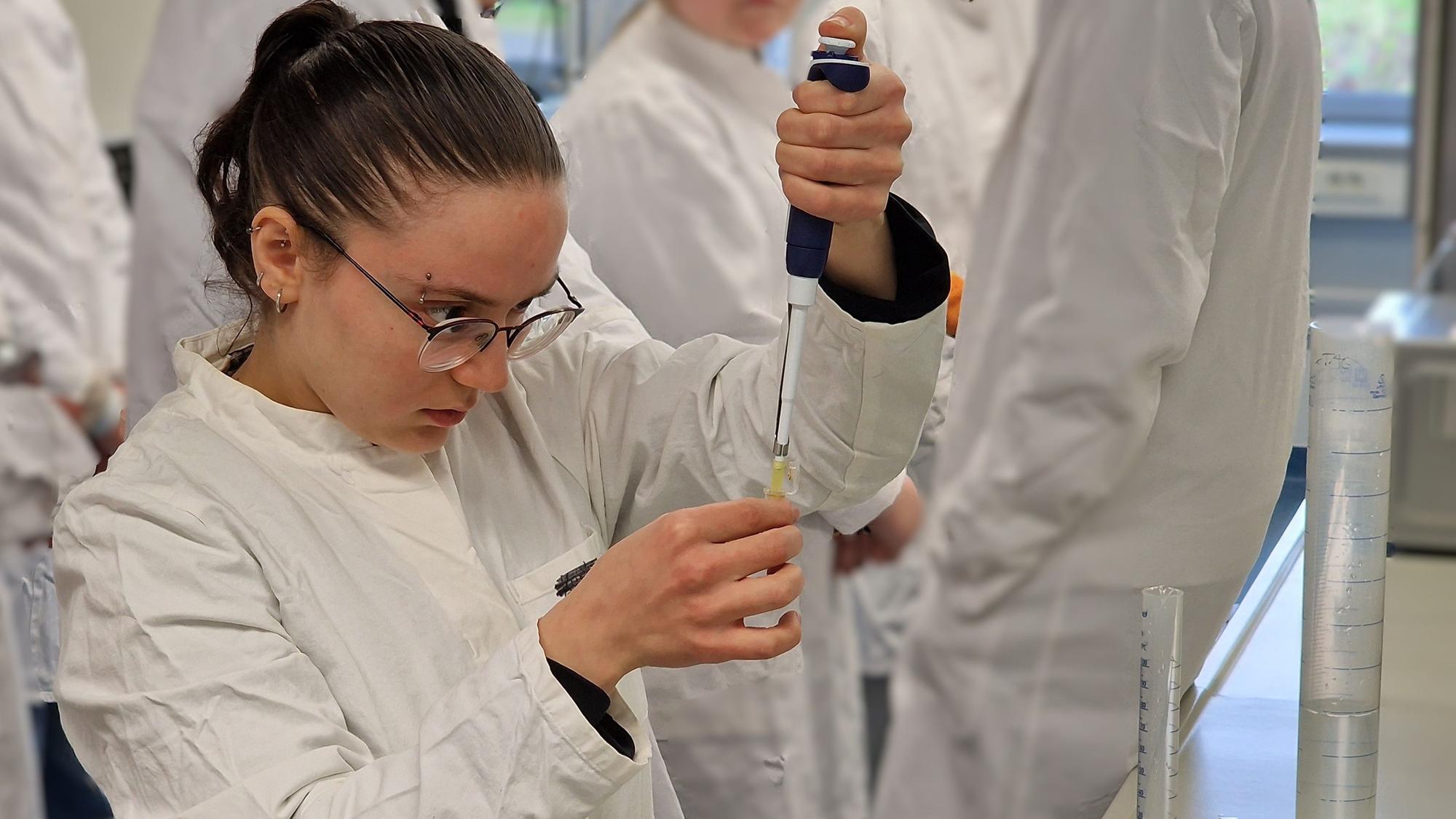 Es geht um Milliliter: Konzentriert arbeitet Yasemin Sentürk bei der Probenentnahme mit der Pipette