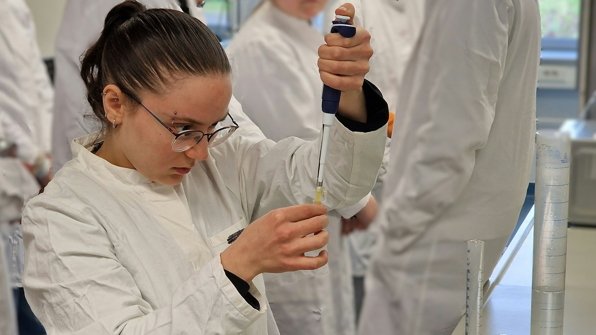 Es geht um Milliliter: Konzentriert arbeitet Yasemin Sentürk bei der Probenentnahme mit der Pipette