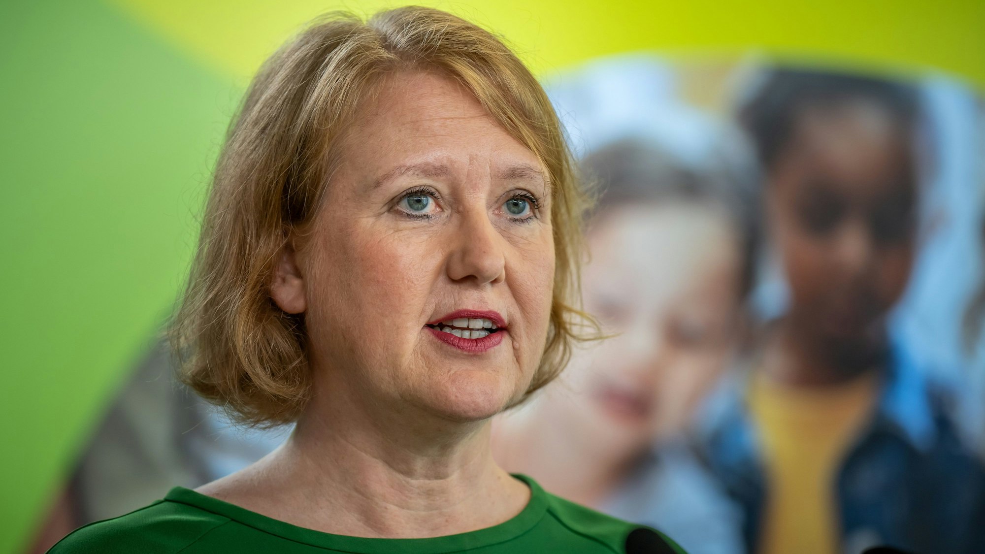 ARCHIV - 27.09.2023, Berlin: Lisa Paus (Bündnis90/Die Grünen), Bundesministerin für Familie, Senioren, Frauen und Jugend, spricht bei einem Pressestatement zur Kindergrundsicherung. (zu dpa: «Ministerin Paus: Stellenzahl für Kindergrundsicherung könnte sinken») Foto: Michael Kappeler/dpa +++ dpa-Bildfunk +++