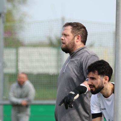 Das Bild zeigt Bessenichs Trainer Stefan Storb während einer Ecke.