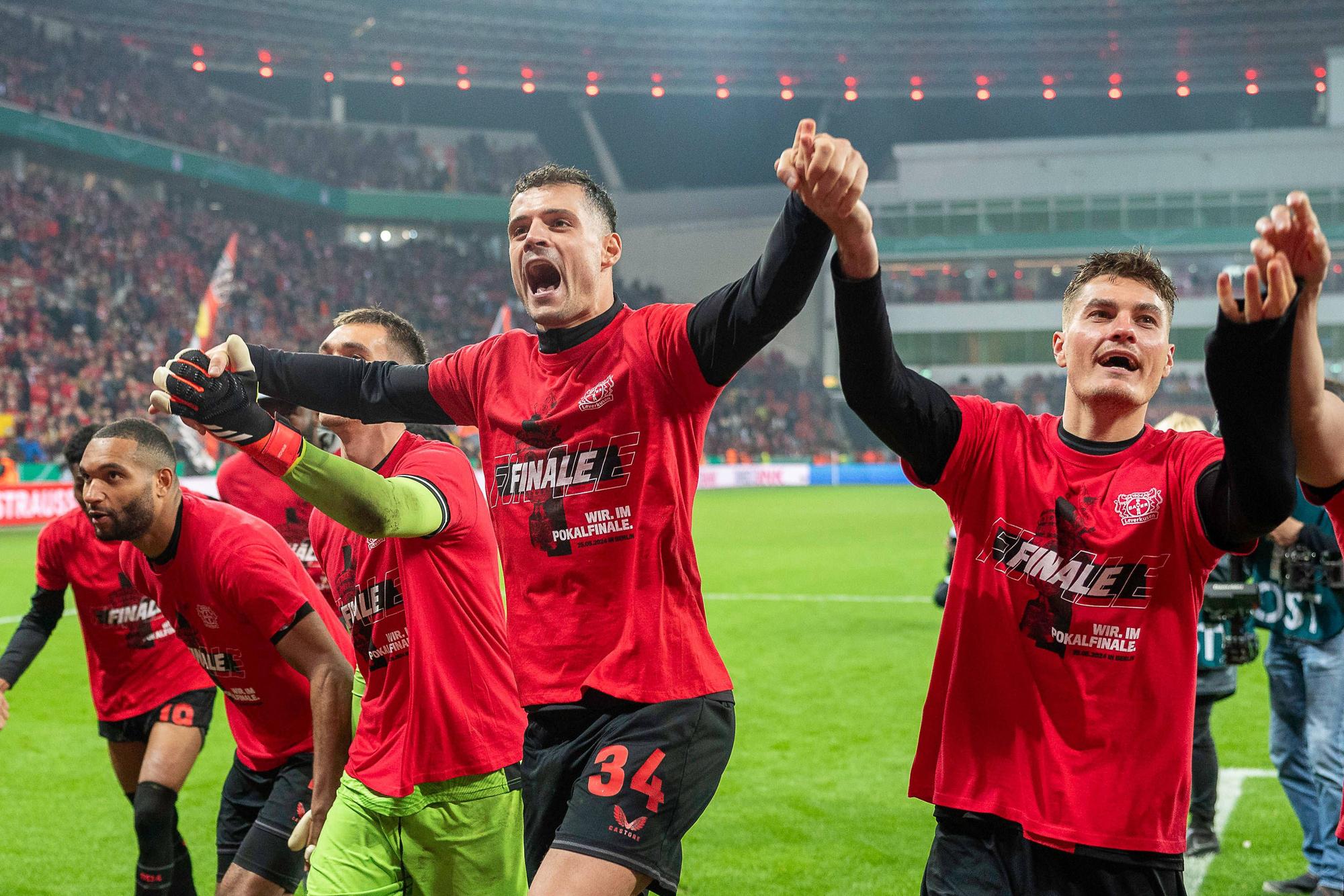 Jubelnde Spieler von Bayer Leverkusen (in der Mitte Granit Xhaka).