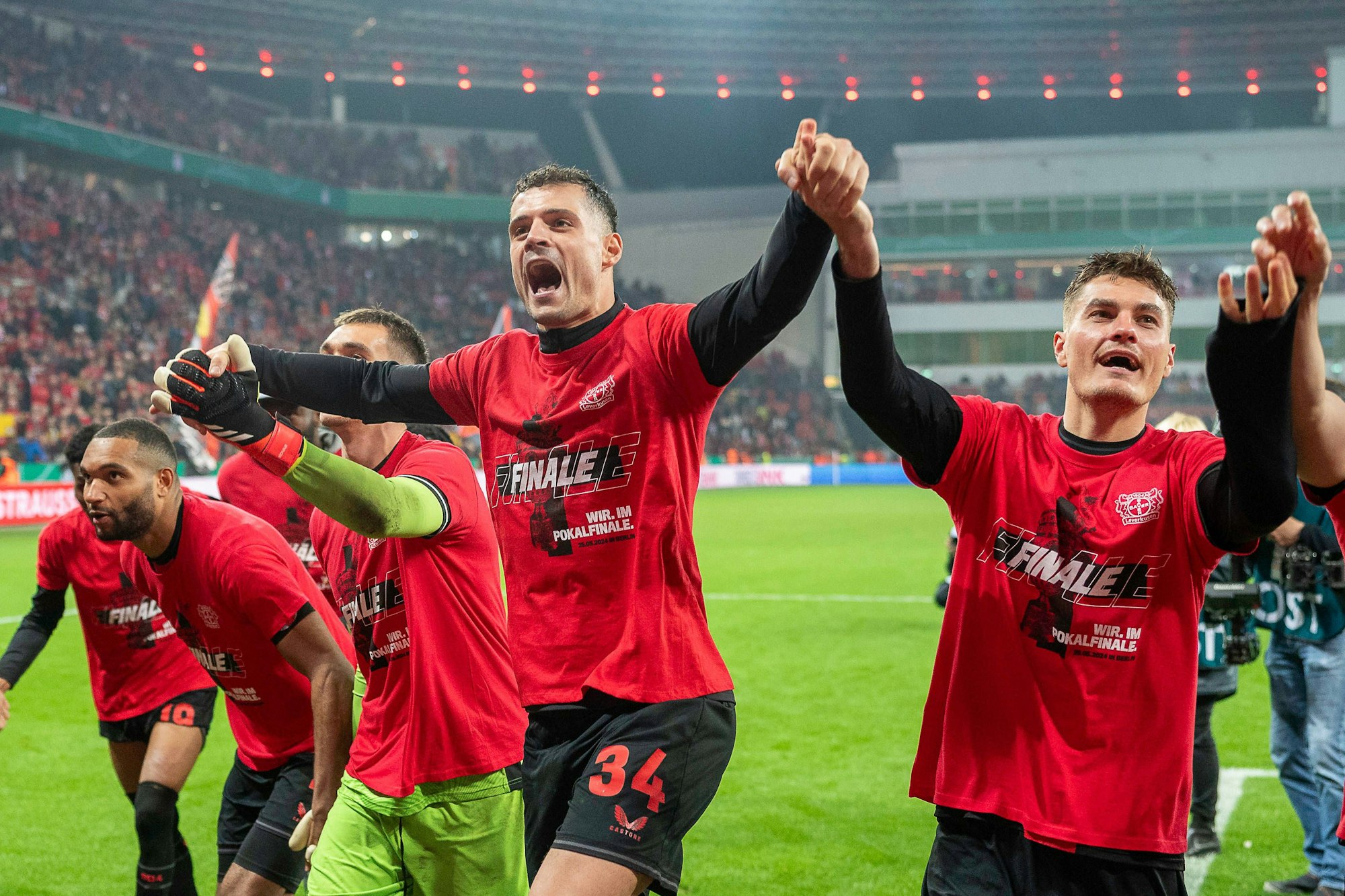 Jubelnde Spieler von Bayer Leverkusen (in der Mitte Granit Xhaka).