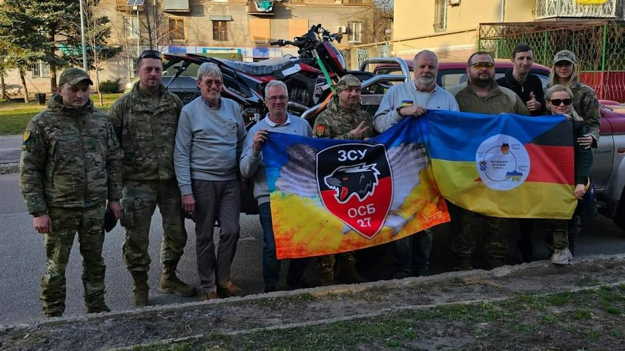 Kämpfer der 27. Brigade bedanken sich bei Gunther Maassen (5.v.l.) und den anderen Helfern für die beide gespendeten Motorräder.