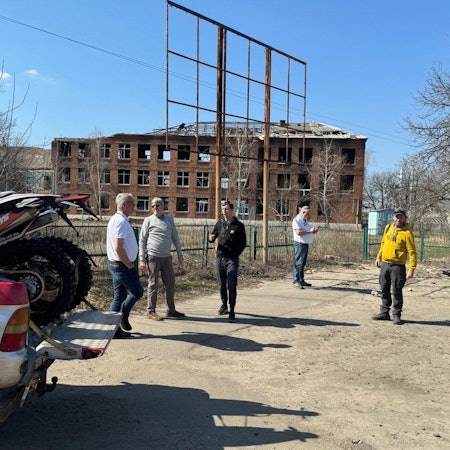 Ein Pickup ist mit zwei Enduro-Motorrädern beladen, die an die Front kommen.