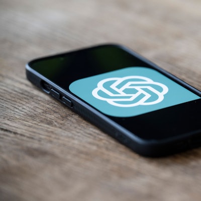 Auf dem Monitor eines Handys ist das ChatGPT-Logo zu sehen.
