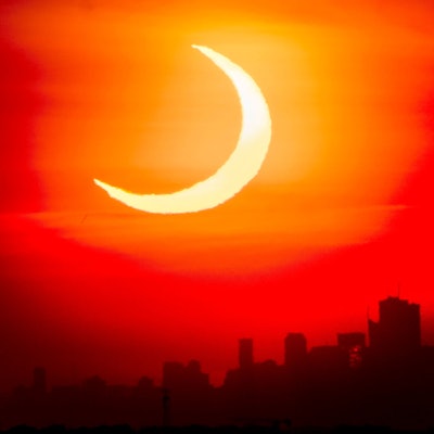 Eine Sonnenfinsternis mit der Skyline der kanadischen Stadt Toronto.