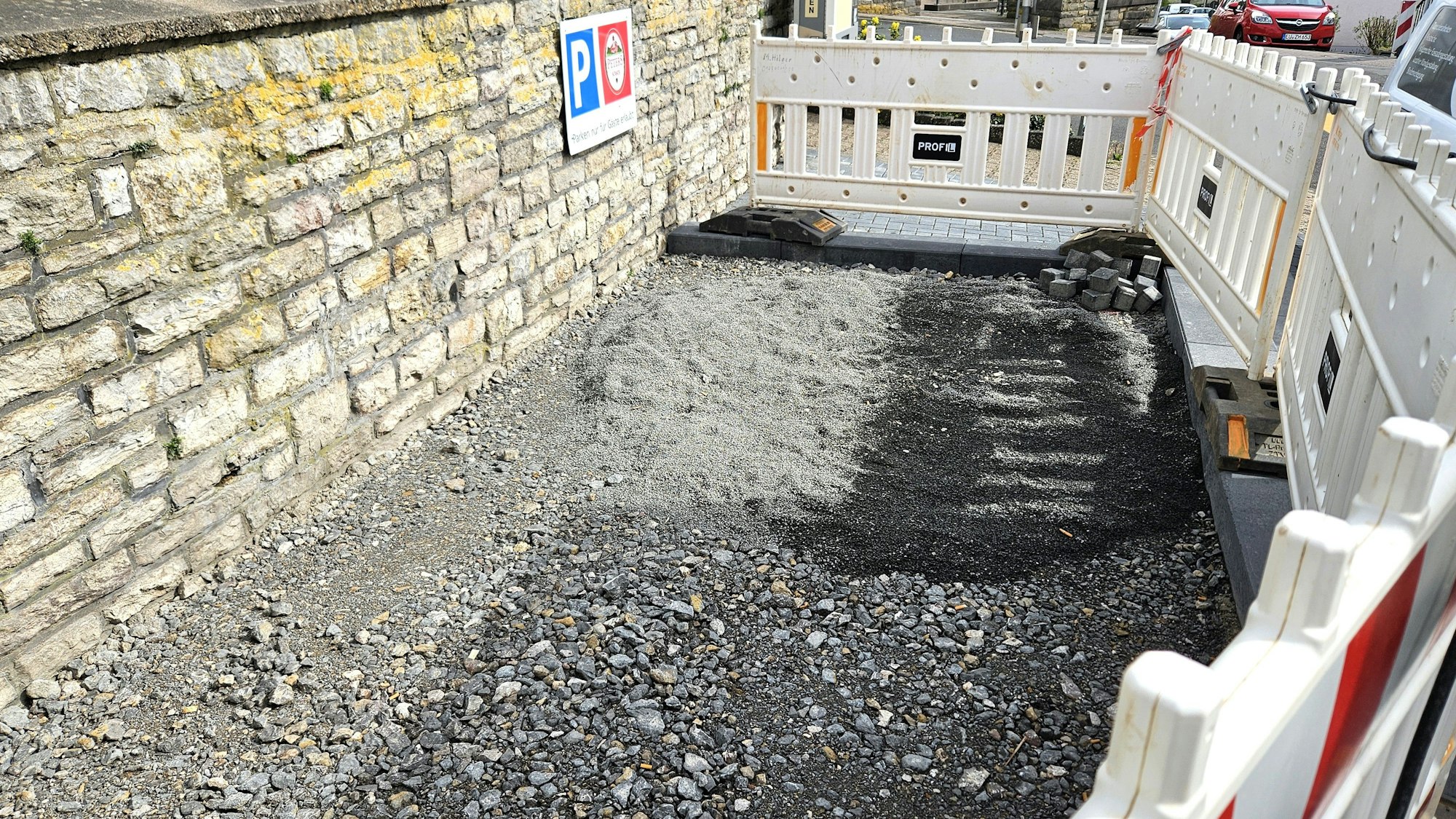 Blick auf den neuen Außenbereich. Dort fehlen noch die Bodenplatten.