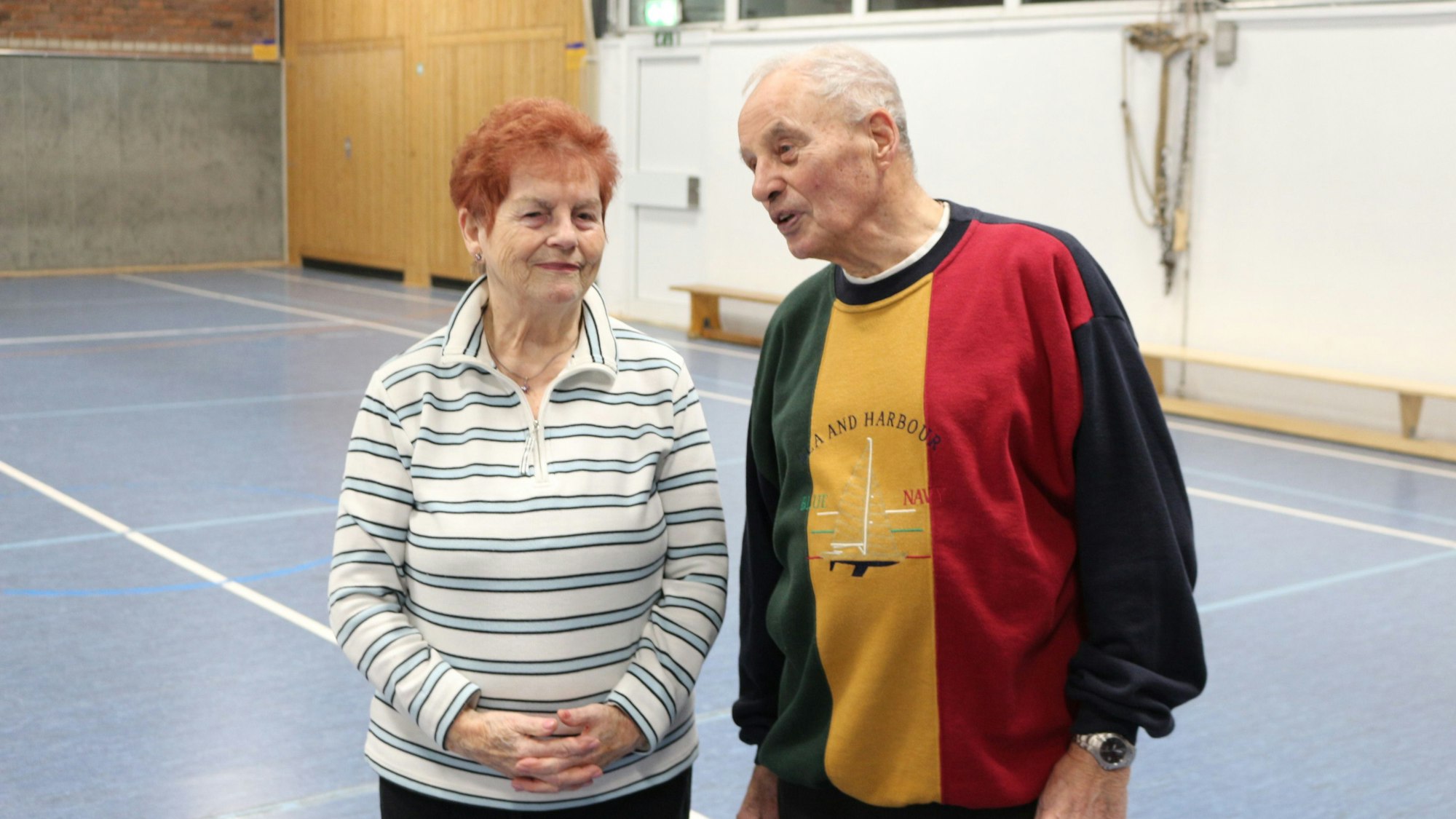 Gymnastiklehrer Günter Balcke unterhält sich mit Cilly Breuer. Beide sind von Anfang an in der Abteilung.