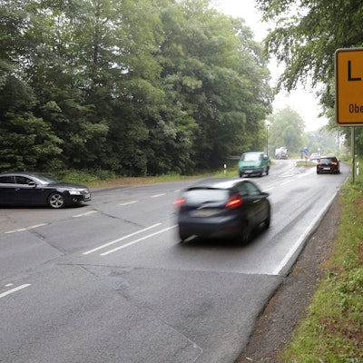 Fiktives Ortsschild auf der Kölner Straße in Lindlar mit dem Zusatz „Lenkeln“.
