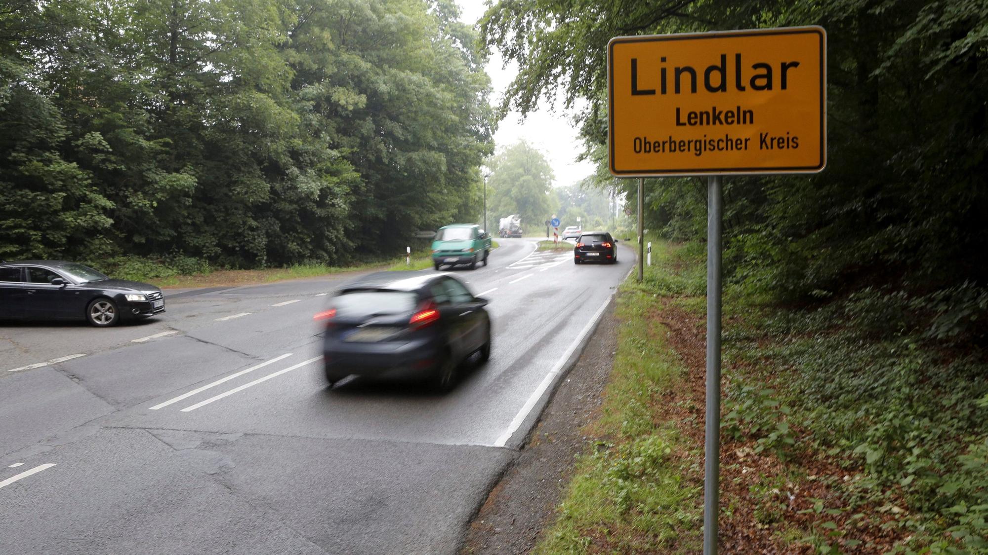 Fiktives Ortsschild auf der Kölner Straße in Lindlar. In der Politik waren Mundart-Namenszusätze in der Gemeinde diskutiert worden.