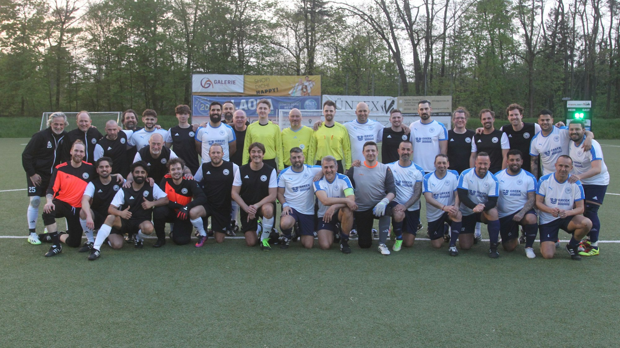 Vor dem Anpfiff stellten sich die Spieler zum Gruppenbild auf.