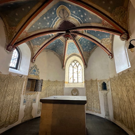 Blick in die sanierte Kapelle St. Georg im Kölner Stadtteil Weiß.
