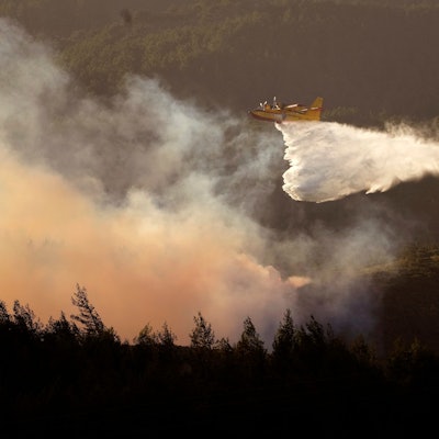 ARCHIV - 25.07.2023, Portugal, Alcabideche: Ein Wasserflugzeug versucht einen Waldbrand in Alcabideche, außerhalb von Lissabon, zu löschen.
