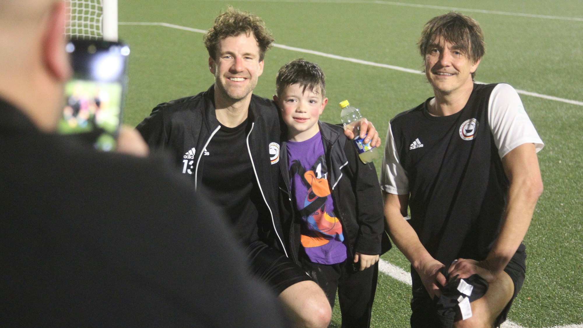 Begehrte Fotomotive waren nach dem Abpfiff Luke Mockridge (l.) und Matze Knop hier mit einem jugendlichen Fan.