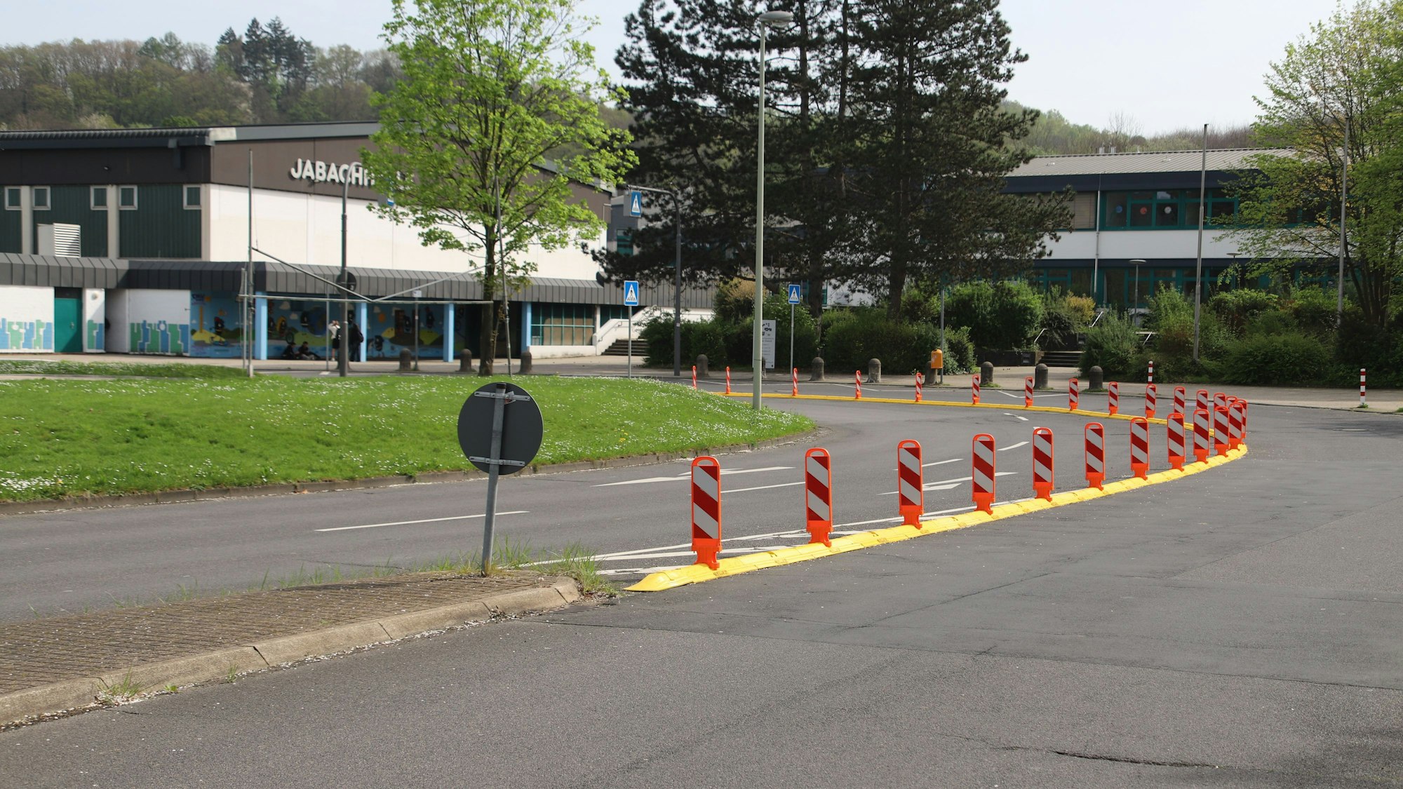 Durch Leitschwellen und Signalbaken werden Wendemanöver in der Zufahrt zum Schulzentrum Lohmar künftig verhindert.