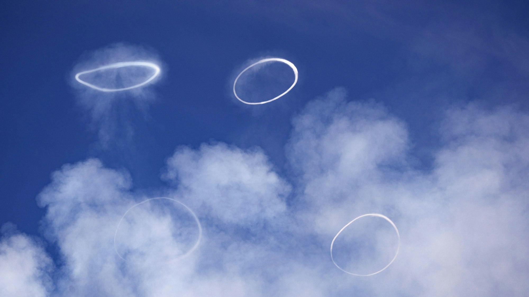 Vulkanische Wirbelringe treten aus einem neuen Krater an der Nordseite des Südostkraters des Ätna-Vulkans auf Sizilien.