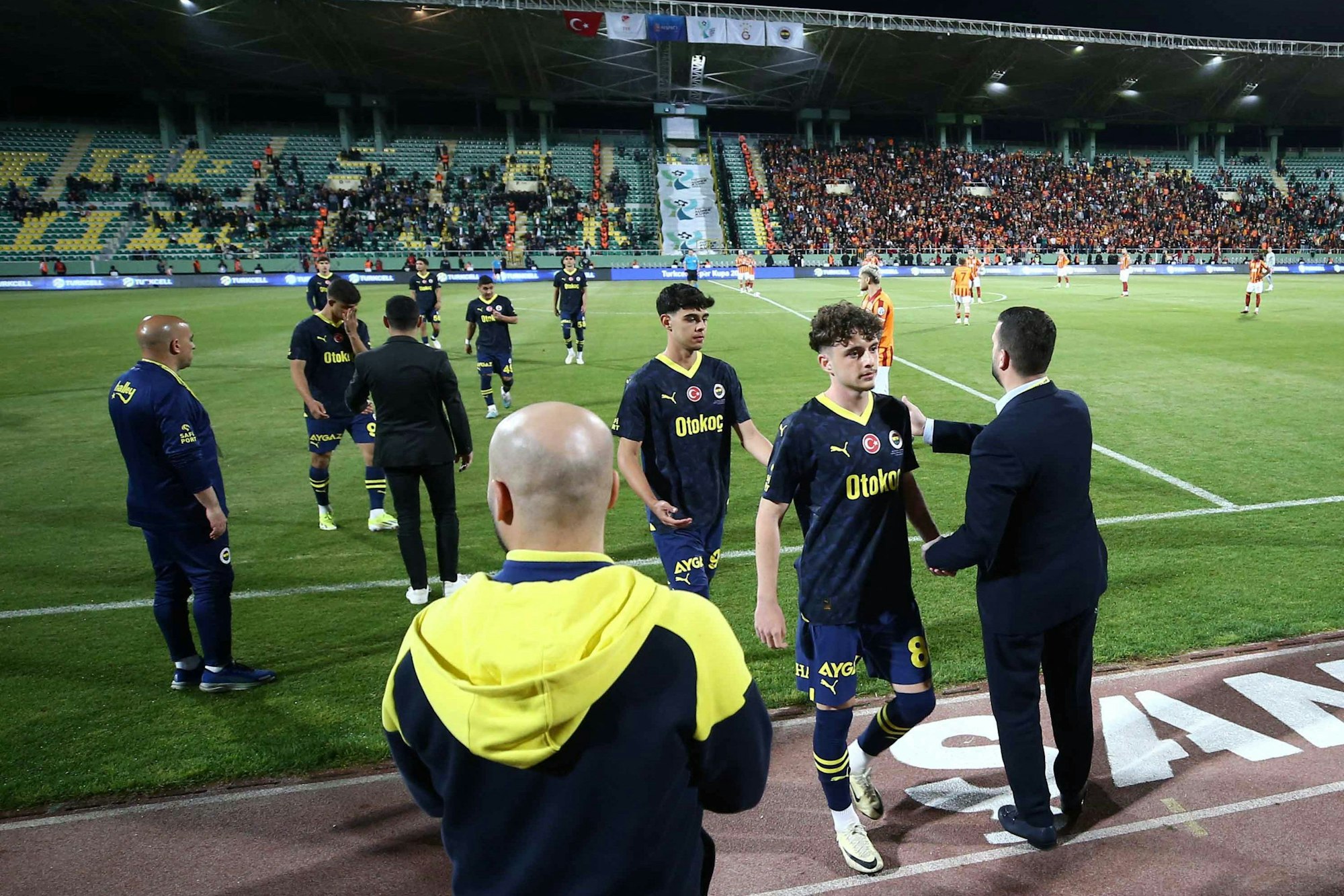 Spieler von Fenerbahce verlassen nach drei Minuten aus Protest das Feld und provozieren damit einen Spielabbruch im Endspiel des türkischen Supercups.