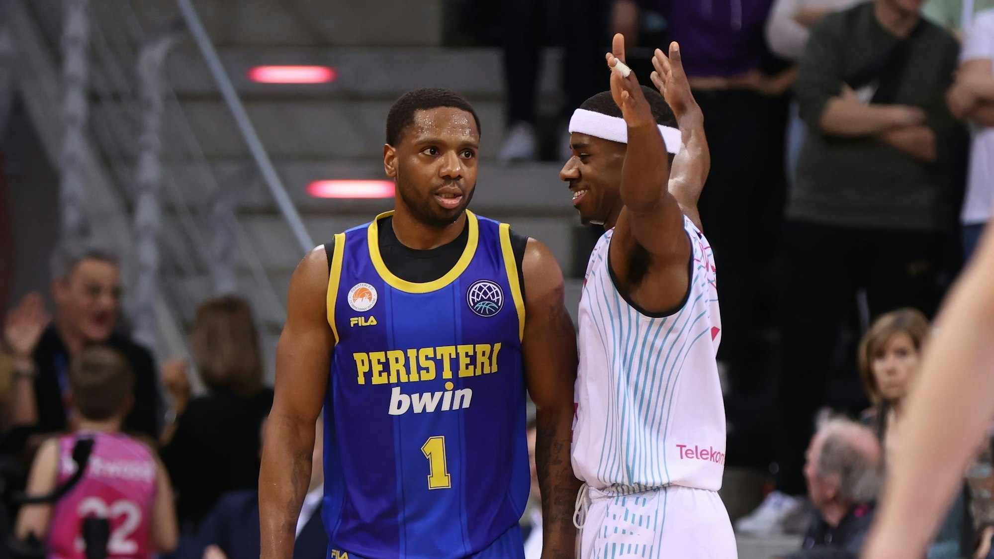 Szene aus dem Hinspiel: Athens Joe Ragland kocht innerlich vor Wut, Bonns Glynn Watson grinst ihm frech ins Gesicht.