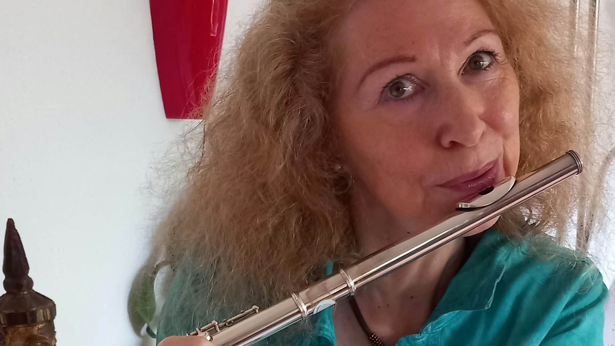 Cordelia Loosen-Sarr aus Niederbachem an einer ihrer Querflöten