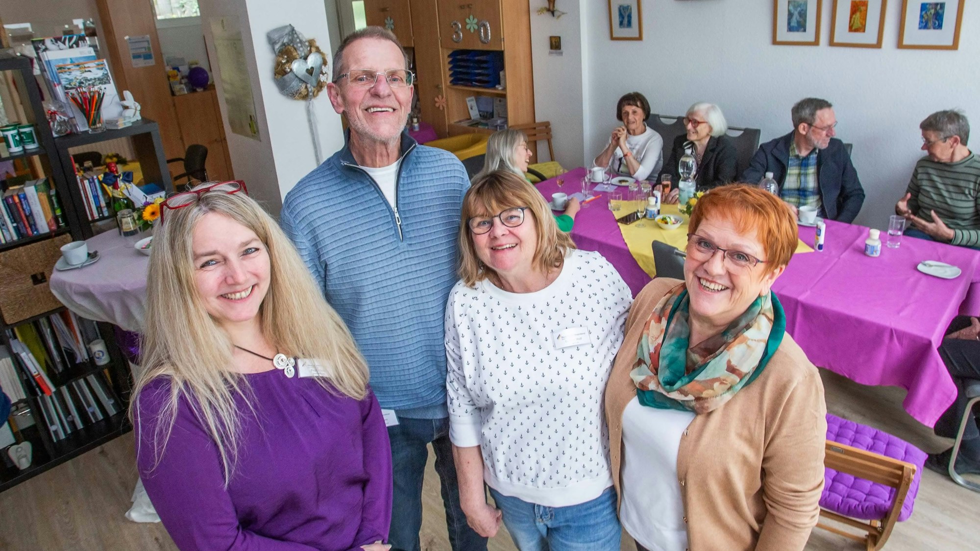 Regina Löhr, Hans Stüttem, Dagmar Wolf und Elke Auras im Büro des Dienstes in Wipperfürth.