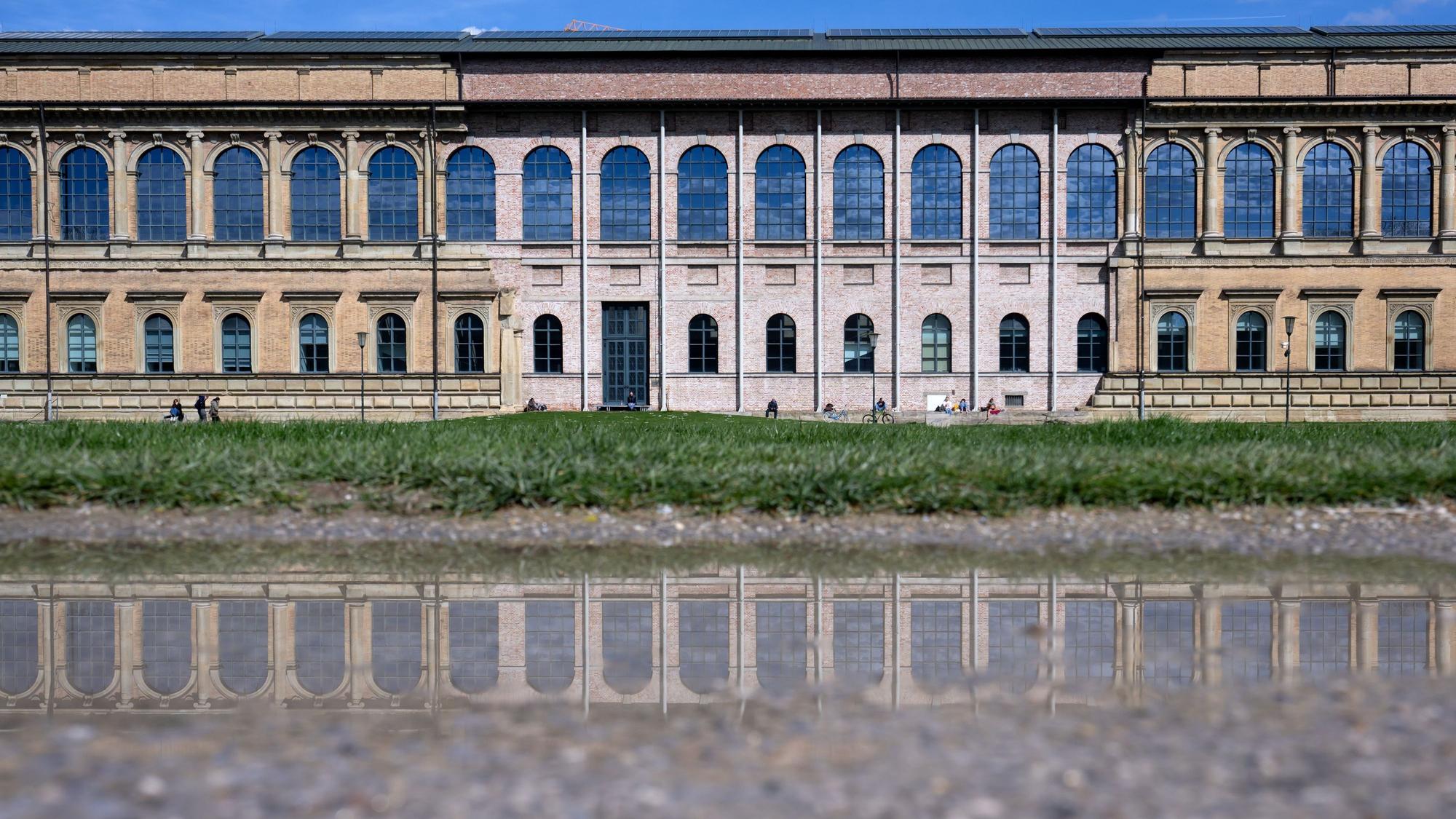 25.03.2024, Bayern, München: Menschen genießen das schöne Wetter und die Sonne vor der alten Pinakothek. Foto: Sven Hoppe/dpa +++ dpa-Bildfunk +++