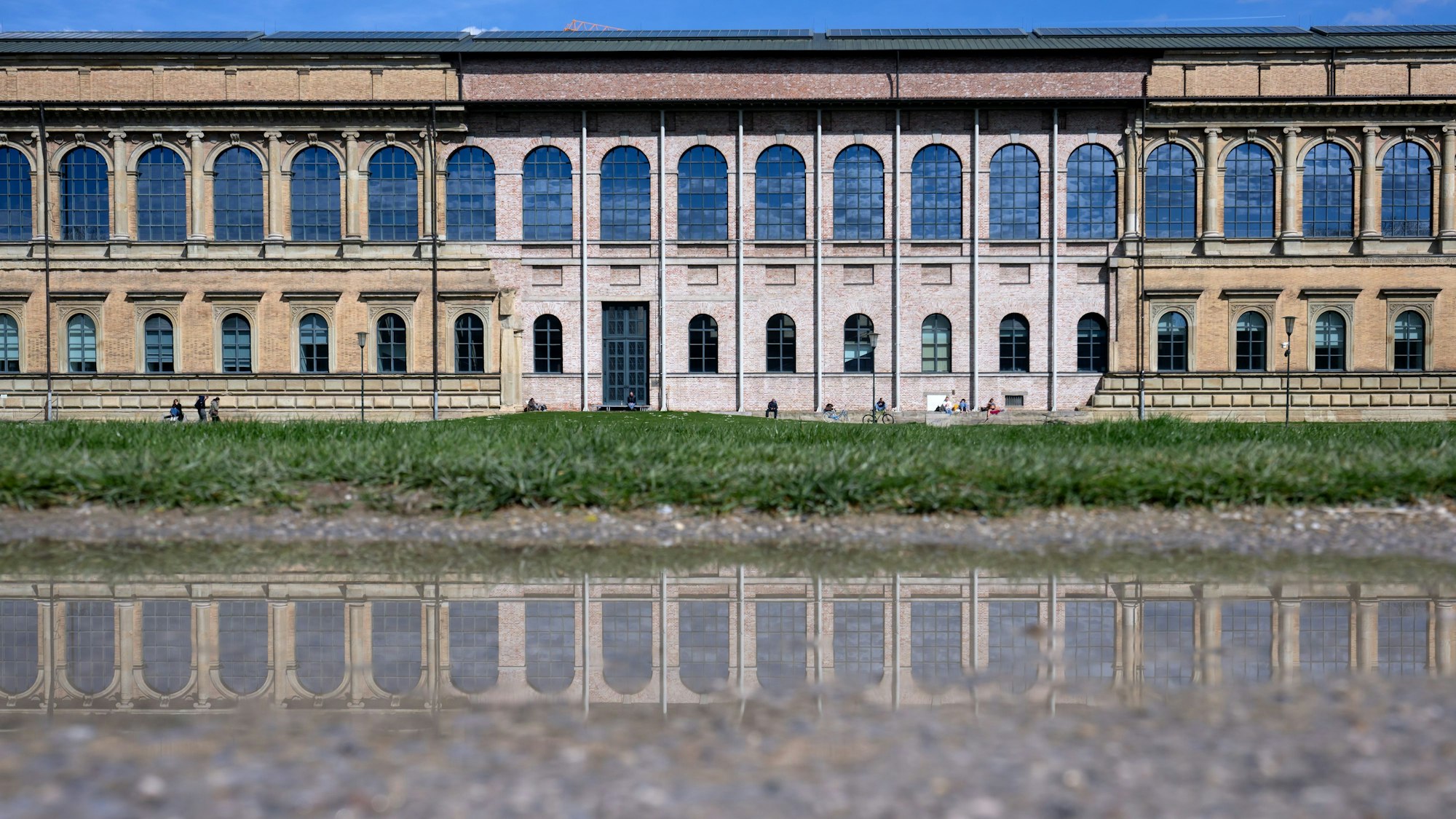 25.03.2024, Bayern, München: Menschen genießen das schöne Wetter und die Sonne vor der alten Pinakothek. Foto: Sven Hoppe/dpa +++ dpa-Bildfunk +++