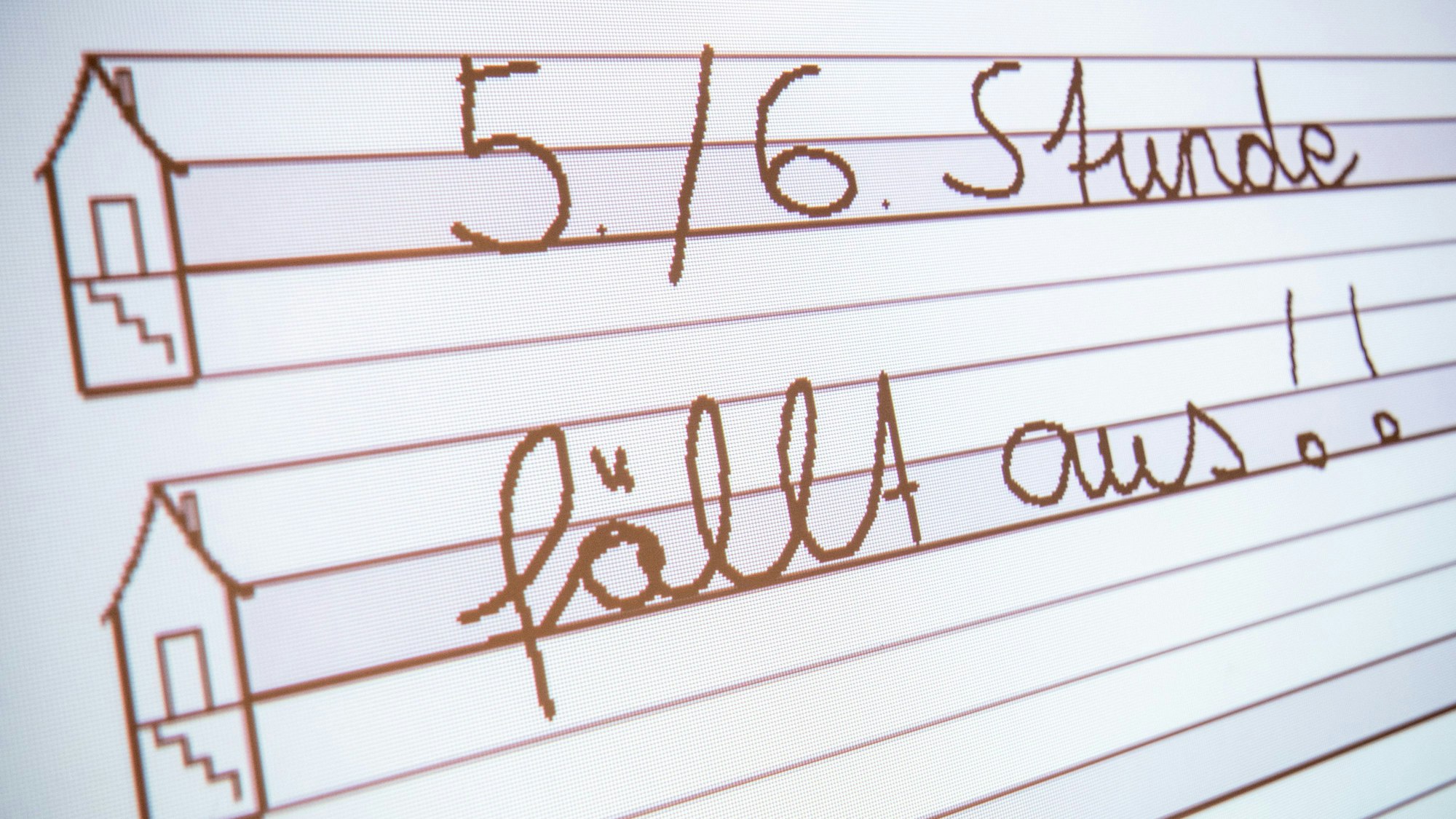 Auf einem Smartboard, auch Whiteboard genannt, in einer Grundschule steht, dass die fünfte und sechste Stunde ausfällt.