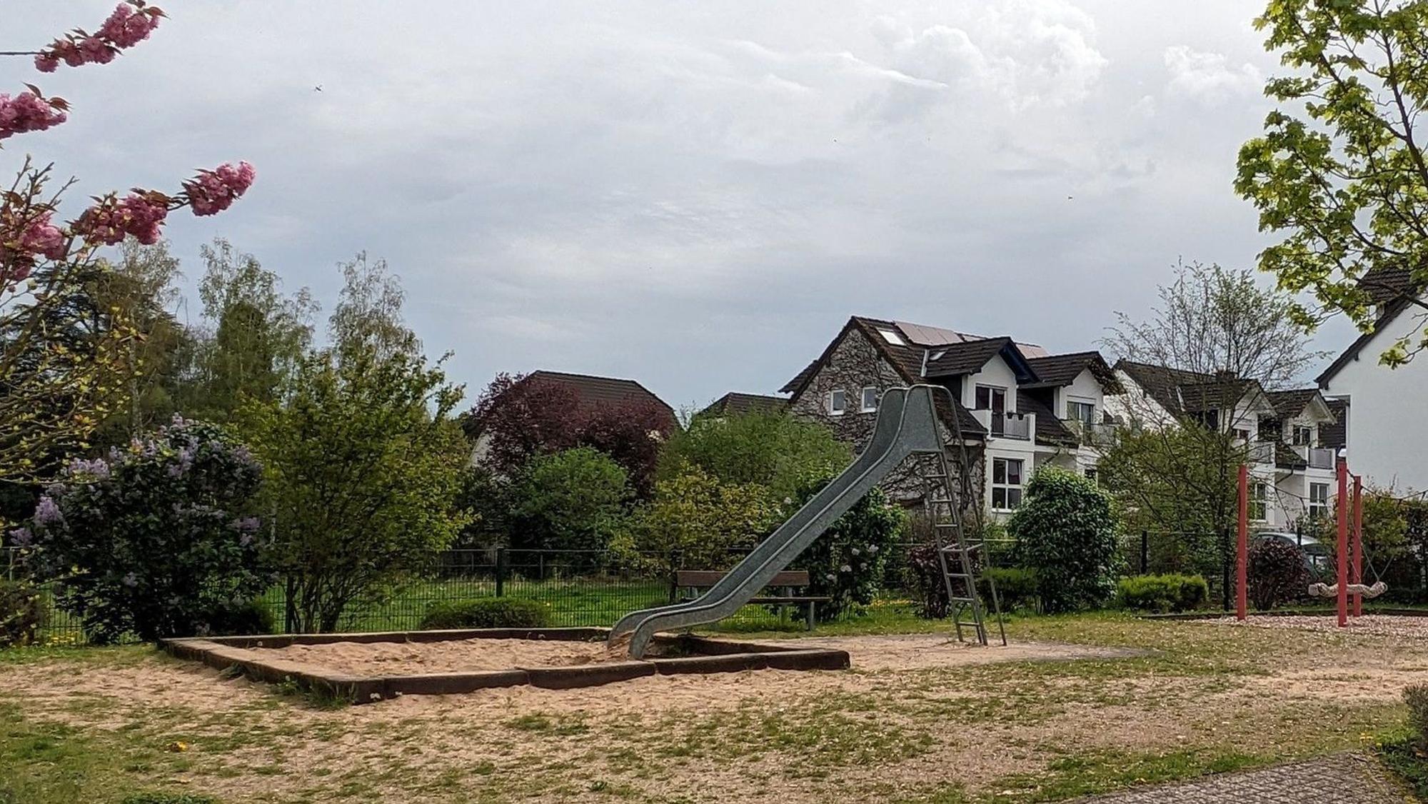 8. April 2024. Alfter-Witterschlick. Sorge vor einem aggressiven Hund haben die Anwohner rund um die Straße Am Birkenhof. Kinder sollen nach Beobachtungen von Anwohnern den Spielplatz Am Birkenhof meiden. Foto: Frank Engel-Strebel