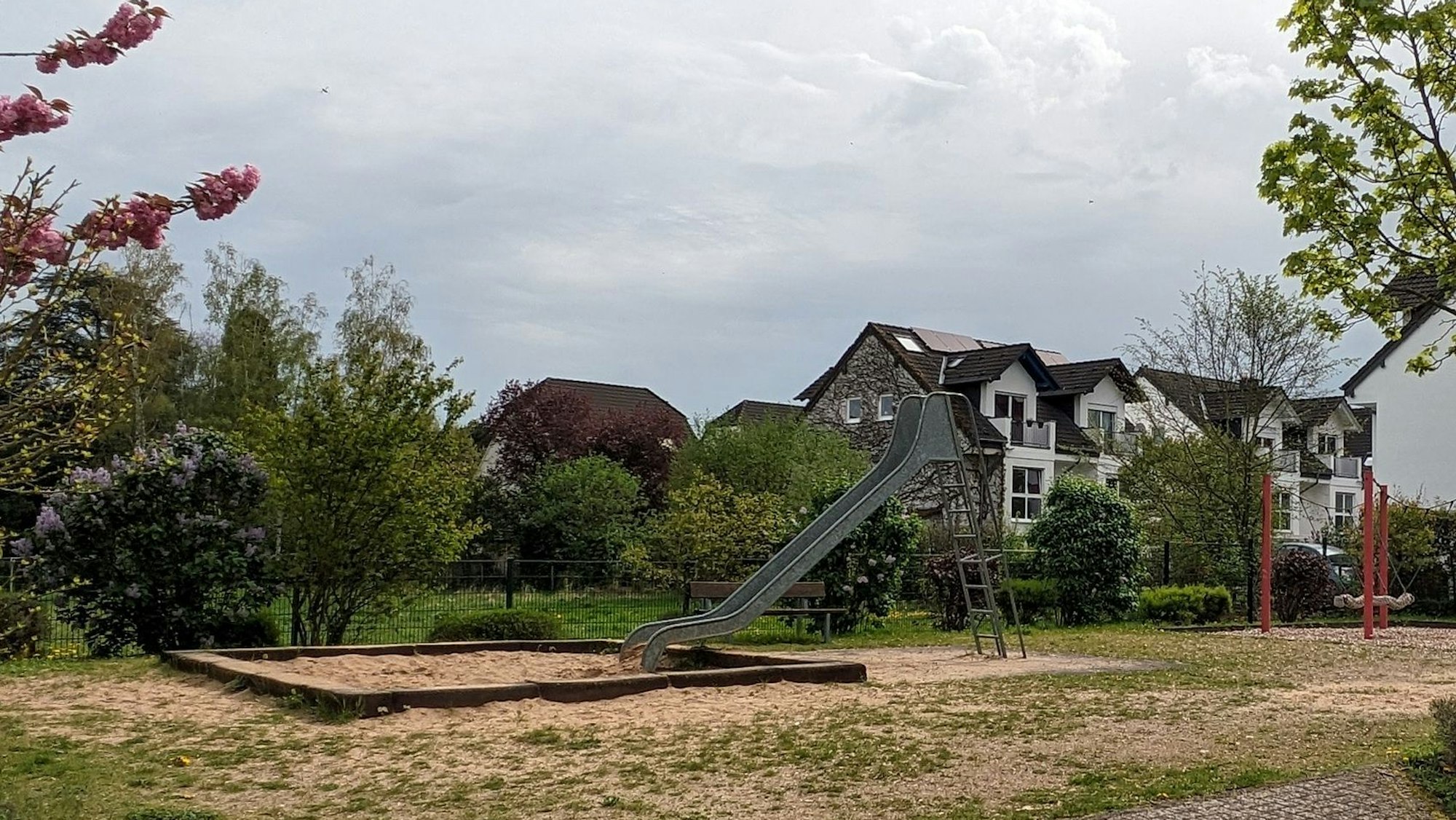 8. April 2024. Alfter-Witterschlick. Sorge vor einem aggressiven Hund haben die Anwohner rund um die Straße Am Birkenhof. Kinder sollen nach Beobachtungen von Anwohnern den Spielplatz Am Birkenhof meiden. Foto: Frank Engel-Strebel