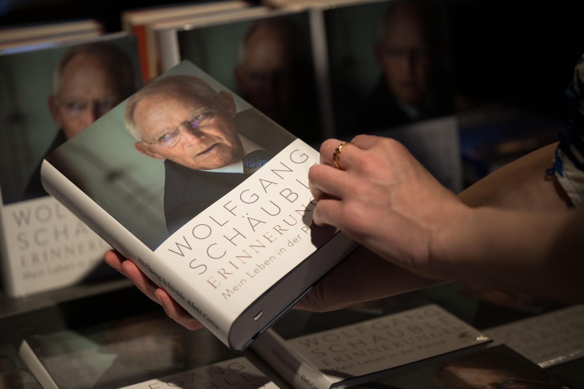 Eine Mitarbeiterin nimmt eine Ausgabe des Buches „Erinnerungen“ des verstorbenen Politikers Wolfgang Schäuble in der Buchhandlung Dussmann das KulturKaufhaus in die Hand.