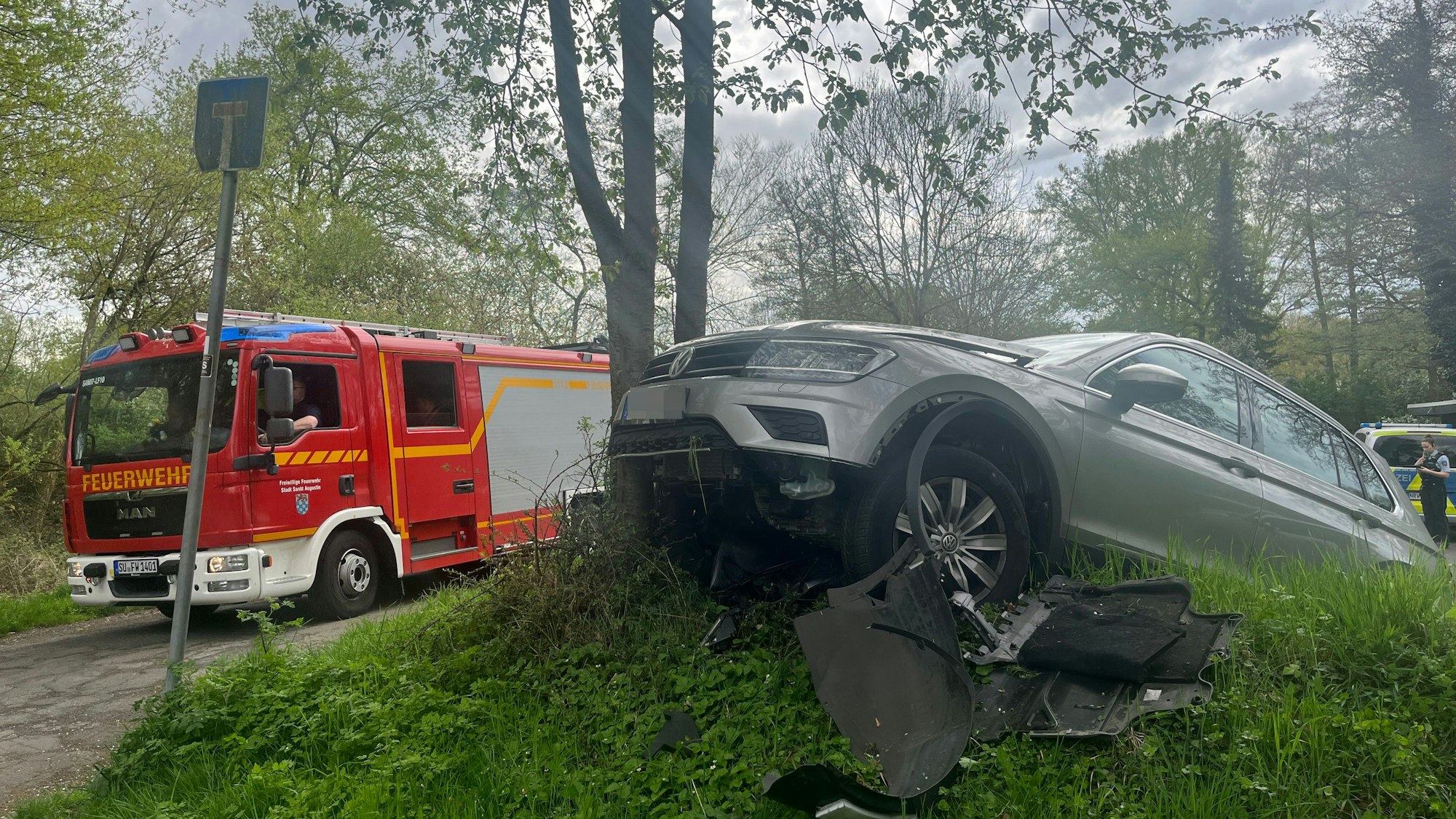 Ein 84 Jahre alter Autofahrer hat nach eigenen Angaben Gas- und Bremspedal verwechselt, ist in Hangelar einen Damm hochgefahren und gegen einen Baum gestoßen.