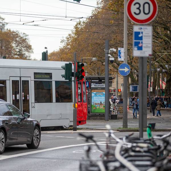 Auf der Ostseite des Neumarkts soll der Testlauf zeigen, wie sehr der Verkehr durch Langbahnen behindert wird.