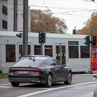 Auf der Ostseite des Neumarkts soll der Testlauf zeigen, wie sehr der Verkehr durch Langbahnen behindert wird.