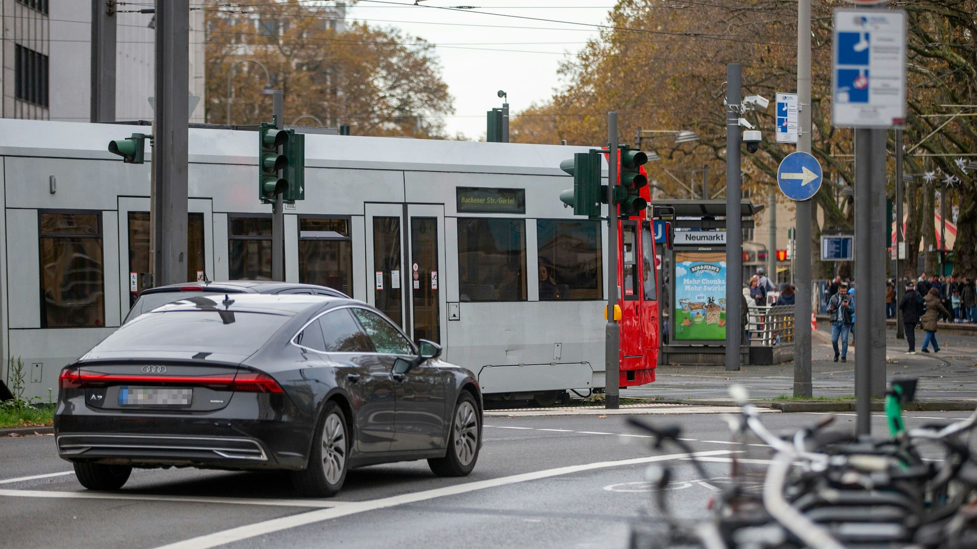 Auf der Ostseite des Neumarkts soll der Testlauf zeigen, wie sehr der Verkehr durch Langbahnen behindert wird.